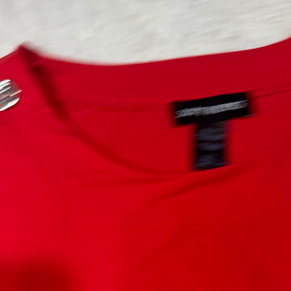 Red Button-Detail Women's Top‎ - Picture 3 of 4